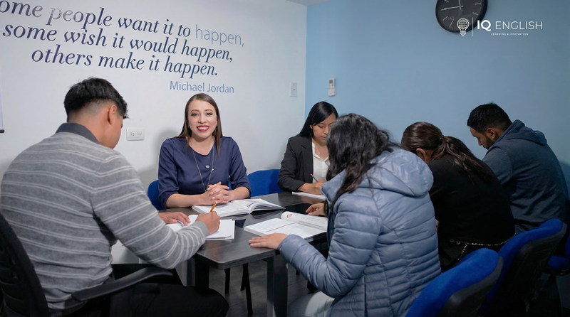Estudiantes aprendiendo inglés