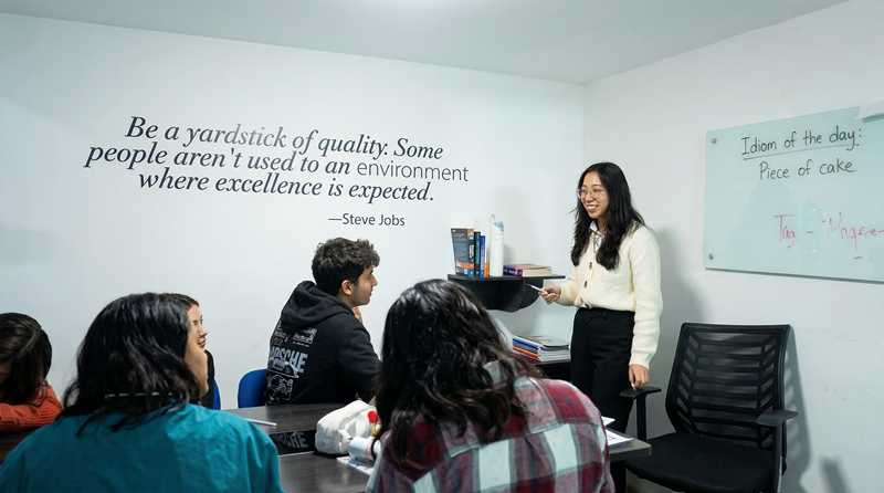 Alumno con laptop aprendiendo inglés
